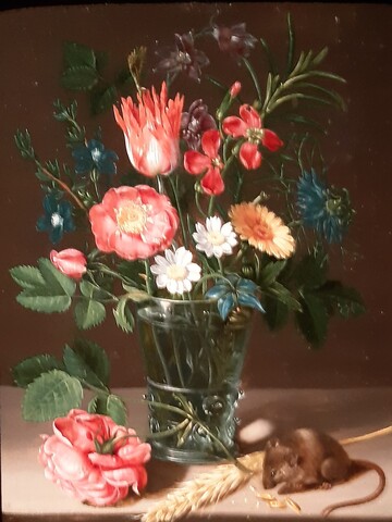 Schilderij van bloemenvaas met een muisje ernaast.
